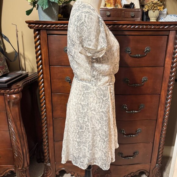 🎉😀CLEARANCE SALE😀🎉ABERCROMBIE & FITCH Snake Print Mini Wrap Dress Sz. S - Picture 4 of 10